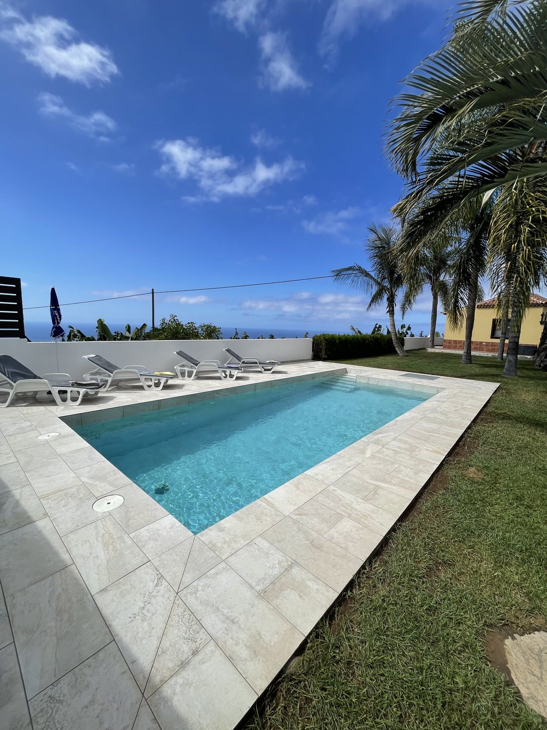 Piscina privada de Villa Pilar con vistas al mar